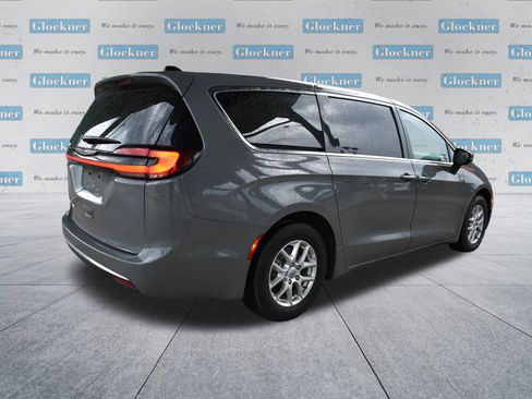 Used 2023 Chrysler Pacifica Touring-L FWD image 6