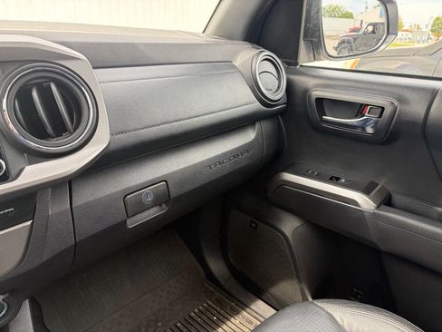 Used 2022 Toyota Tacoma Limited AWD/4WD image 39