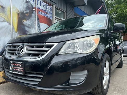 Used 2011 Volkswagen Routan SE FWD image 7