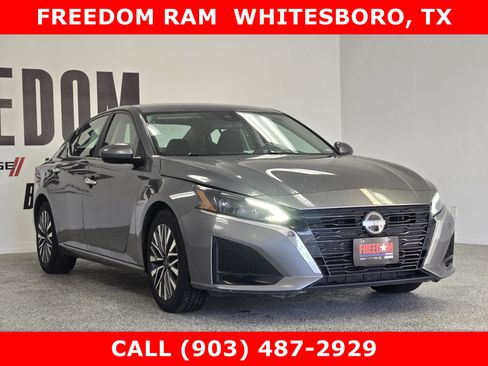 Used 2023 Nissan Altima 2.5 SV image 2