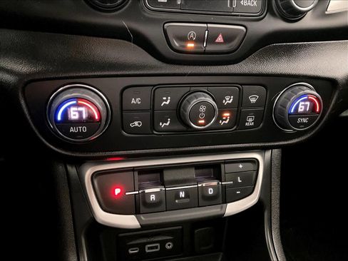 Used 2024 GMC Terrain SLT w/ Elevation Edition image 25