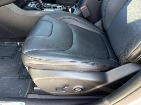 Used 2021 Jeep Cherokee Limited FWD image 14