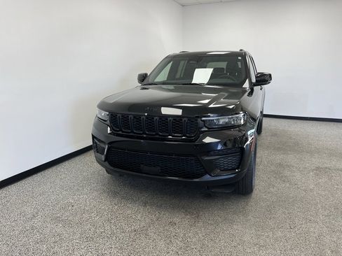 Used 2024 Jeep Grand Cherokee Altitude image 3