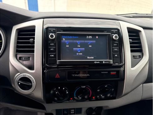 Used 2015 Toyota Tacoma w/ TRD Off-Road Package image 24