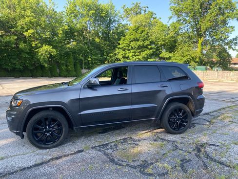 Used 2017 Jeep Grand Cherokee Altitude AWD/4WD image 2