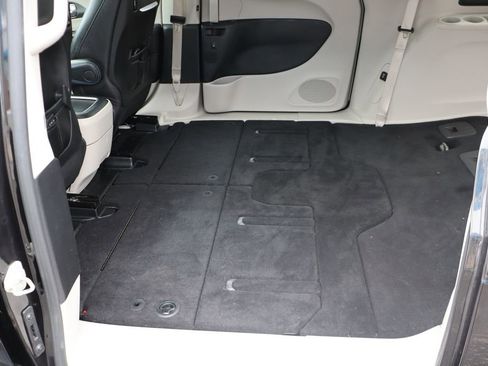 Used 2021 Chrysler Pacifica Touring-L w/ Uconnect Theater Family Group image 41