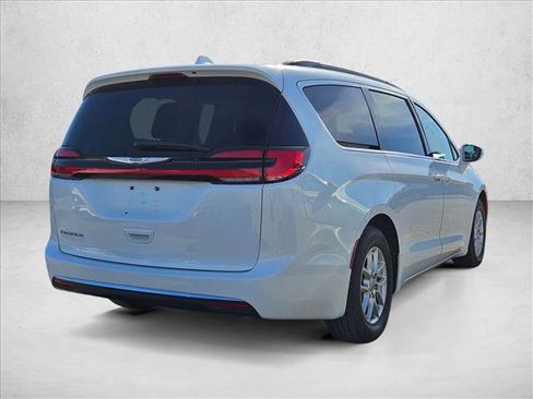Used 2022 Chrysler Pacifica Touring-L image 4