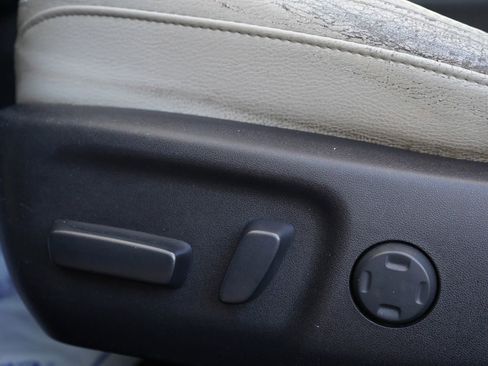 Used 2015 Toyota Avalon XLE image 17