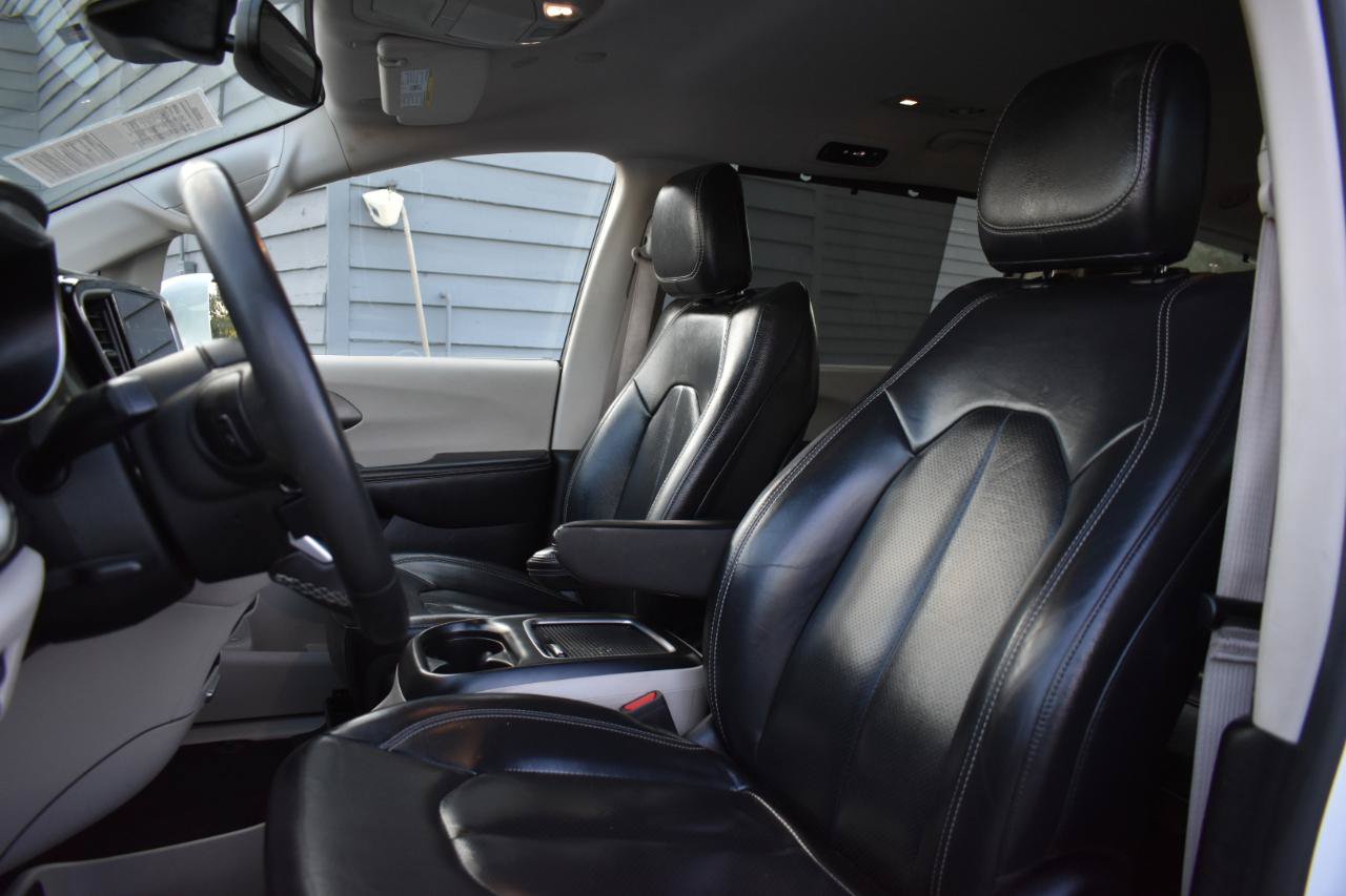 Used 2022 Chrysler Pacifica Touring-L FWD image 23