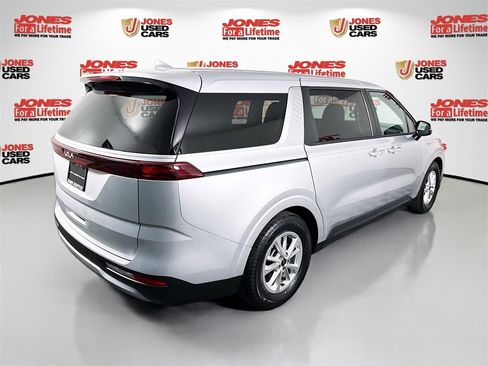 Used 2023 Kia Carnival LX image 16