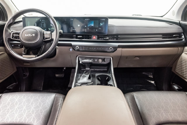 Used 2025 Kia Carnival FWD image 30