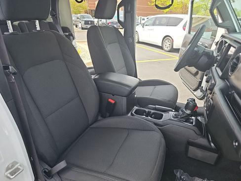 Used 2023 Jeep Gladiator Sport AWD/4WD image 10