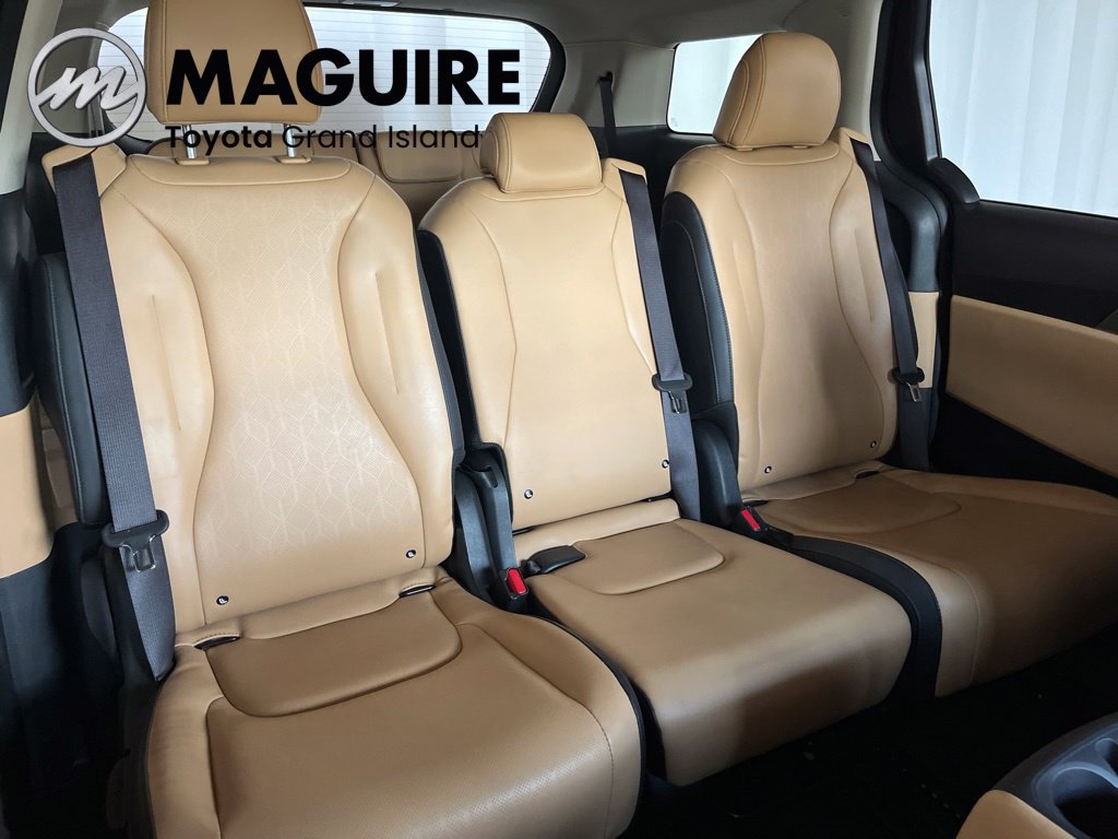Used 2024 Kia Carnival LX FWD image 34