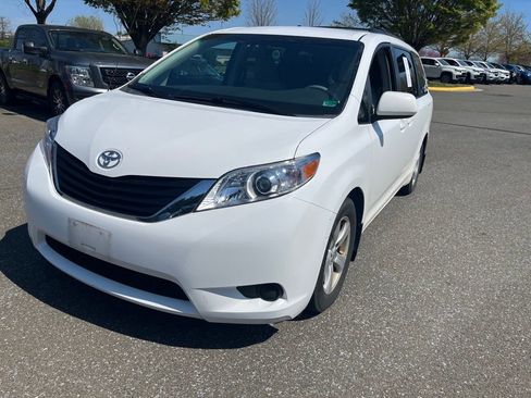 Used 2011 Toyota Sienna LE w/ Towing Pkg image 3