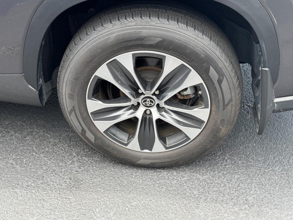 Used 2025 Toyota Highlander XLE AWD/4WD image 10