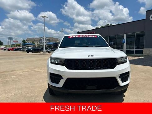 Used 2024 Jeep Grand Cherokee Altitude AWD/4WD image 2