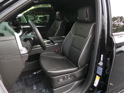 Used 2025 Cadillac Escalade ESV Sport AWD/4WD image 9