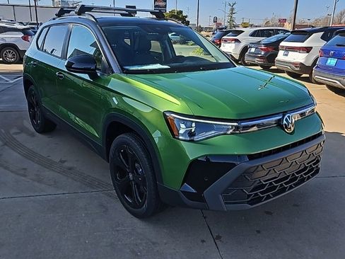 New 2026 Volkswagen Taos SE image 3