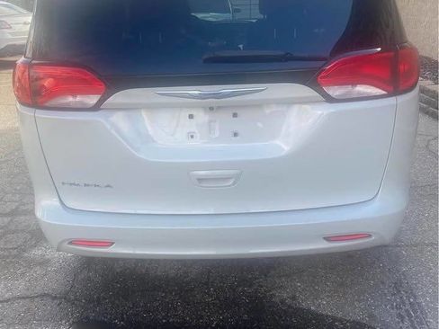 Used 2017 Chrysler Pacifica Touring FWD image 3