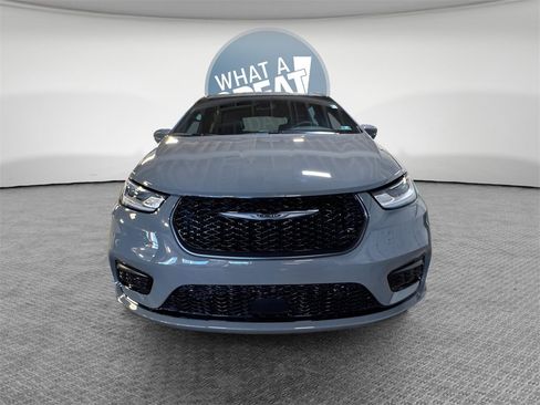 Used 2022 Chrysler Pacifica Touring-L w/ Uconnect Theater Family Group image 9