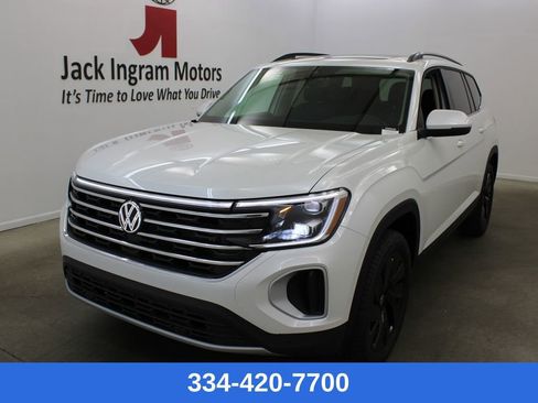 New 2026 Volkswagen Atlas SE FWD image 1