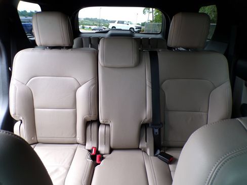 Used 2018 Ford Explorer XLT w/ Equipment Group 202A FWD image 22
