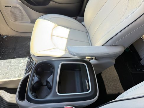 Used 2018 Chrysler Pacifica Limited w/ Advanced Safetytec Group FWD image 14
