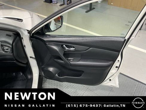 Used 2018 Nissan Rogue SV w/ Premium Package FWD image 37