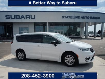 Used 2025 Chrysler Pacifica Select