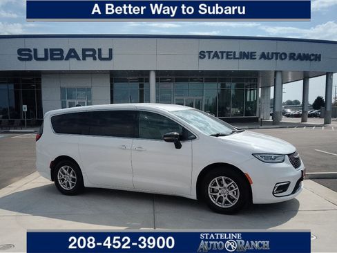 Used 2025 Chrysler Pacifica Select FWD image 1