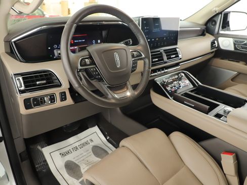 Used 2024 Lincoln Navigator L Reserve AWD/4WD image 10