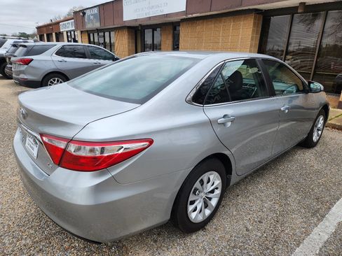 Used 2016 Toyota Camry LE FWD image 3