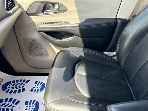 Certified 2023 Chrysler Pacifica Touring-L FWD image 26