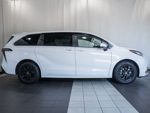 Used 2023 Toyota Sienna LE FWD image 3