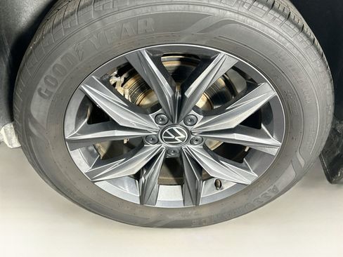 Used 2023 Volkswagen Tiguan SE AWD/4WD image 11