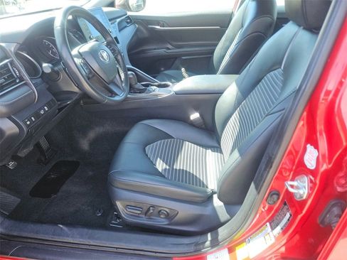 Used 2024 Toyota Camry SE image 11