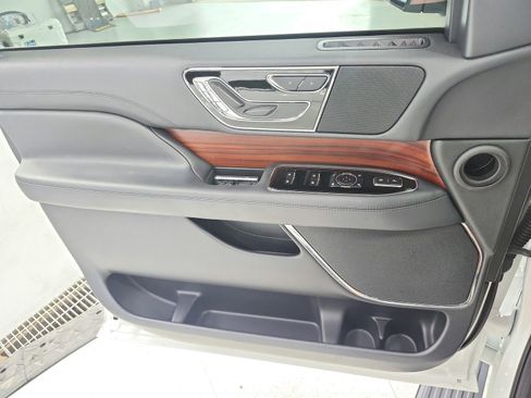 Used 2024 Lincoln Navigator Premiere image 32