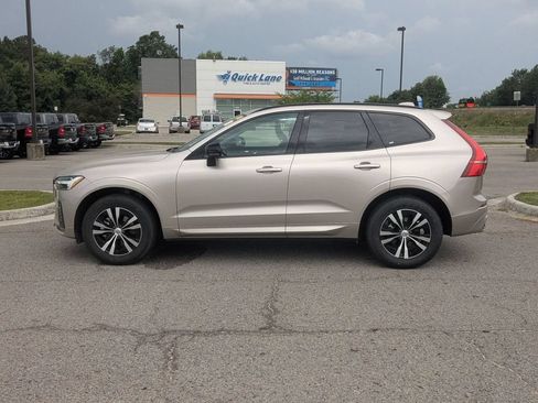 Used 2025 Volvo XC60 B5 Core AWD/4WD image 2