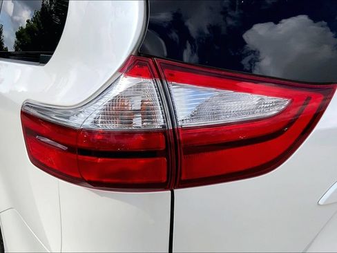 Used 2015 Toyota Sienna XLE Premium FWD image 22