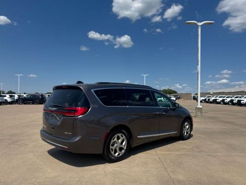 Used 2023 Chrysler Pacifica Limited FWD image 22