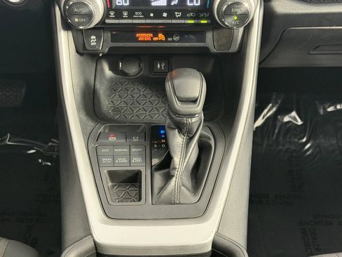 Used 2019 Toyota RAV4 XLE AWD/4WD image 24