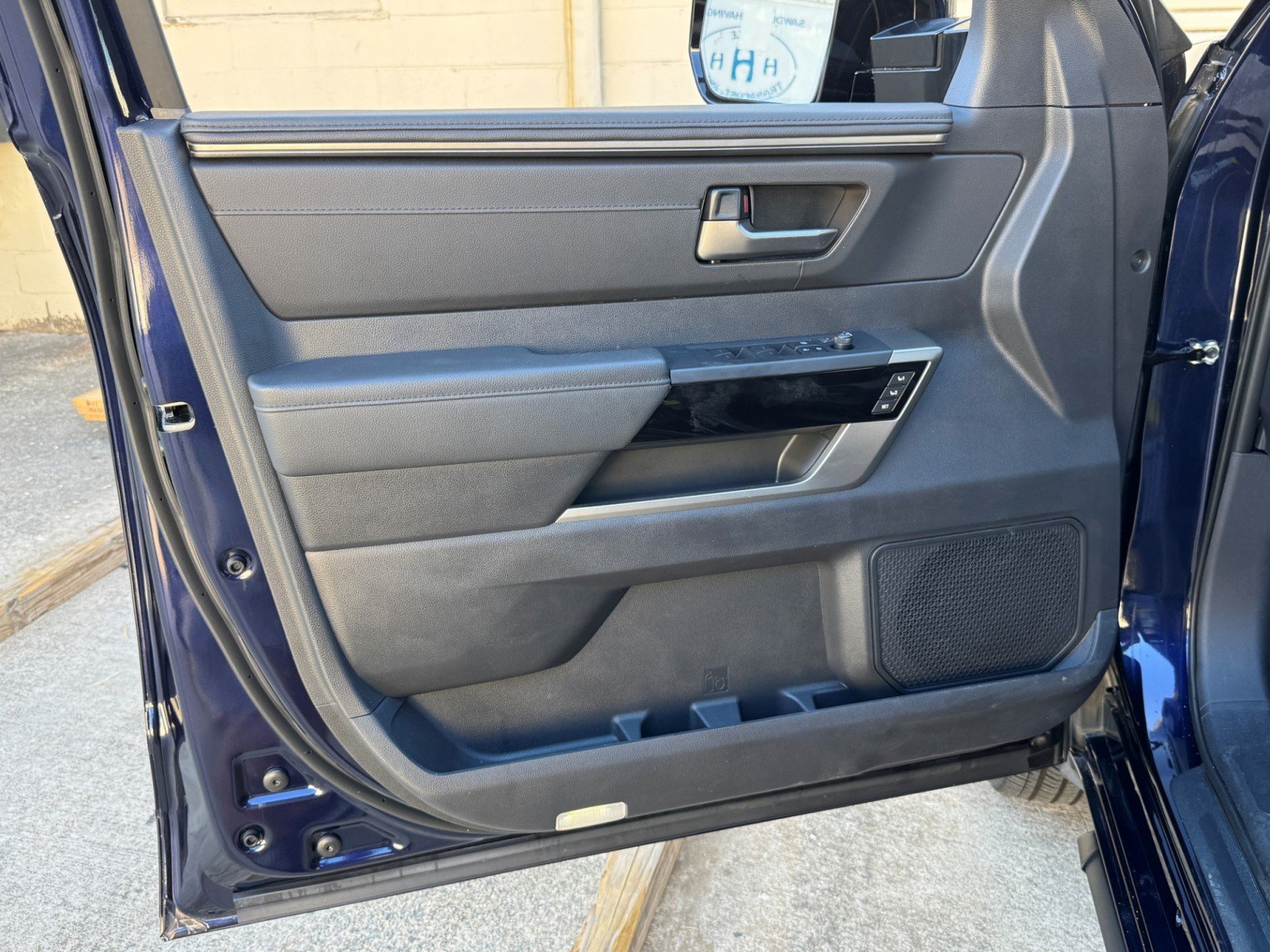 Used 2025 Toyota Tundra Limited AWD/4WD image 46