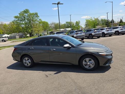 New 2026 Hyundai Elantra SE FWD image 5