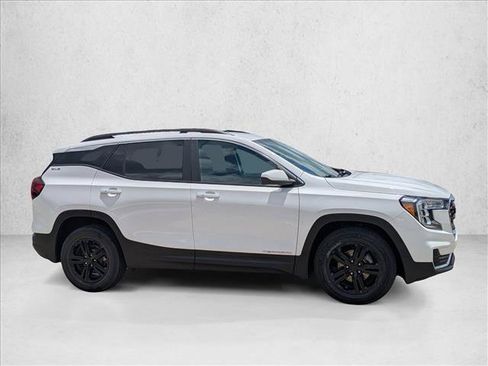 Used 2022 GMC Terrain SLE w/ Driver Convenience Package FWD image 4