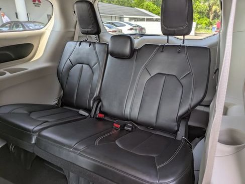Used 2024 Chrysler Pacifica Limited FWD image 16