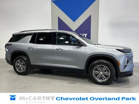 Used 2024 Chevrolet Traverse LT w/ Trailering Package FWD image 3
