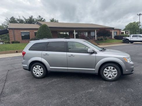 Used 2019 Dodge Journey SE w/ Premium Group FWD image 4