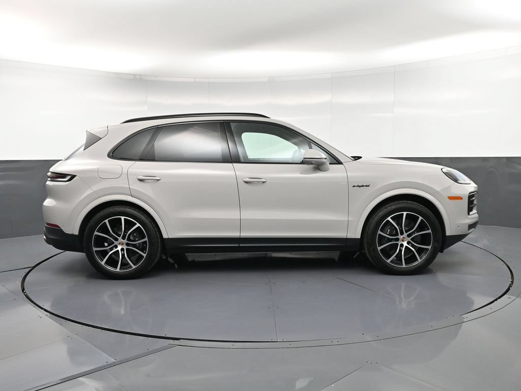 Certified 2026 Porsche Cayenne E-Hybrid AWD/4WD image 9