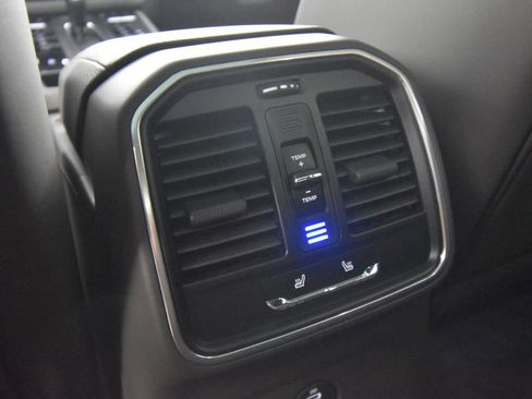Certified 2025 Porsche Macan AWD/4WD image 39