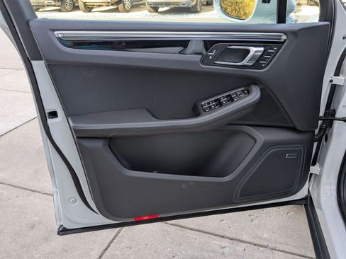 Used 2025 Porsche Macan image 13